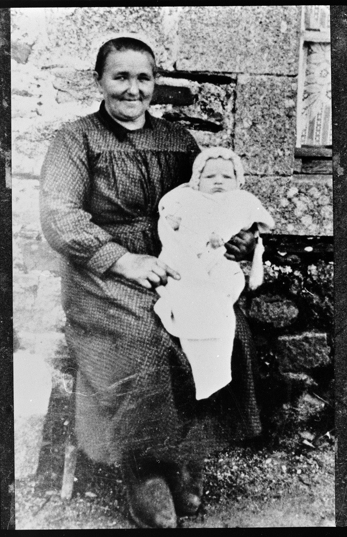 Madame Bertrand et son petit-fils Guy en 1935 à Canihuel. ©Paulette Simon-Bertrand
